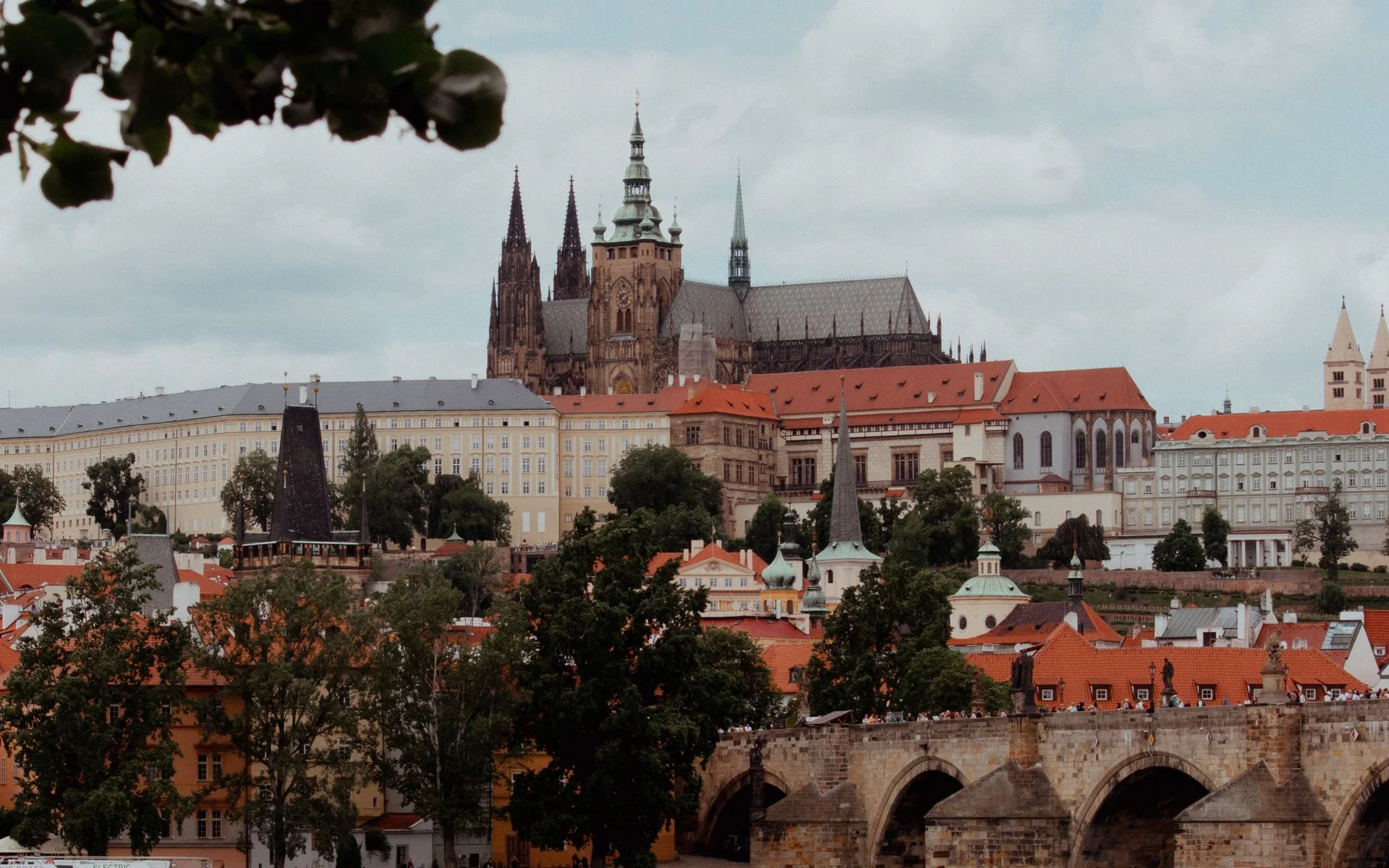 Castelo de Praga e Ponte de Carlos sobre o rio Moldava