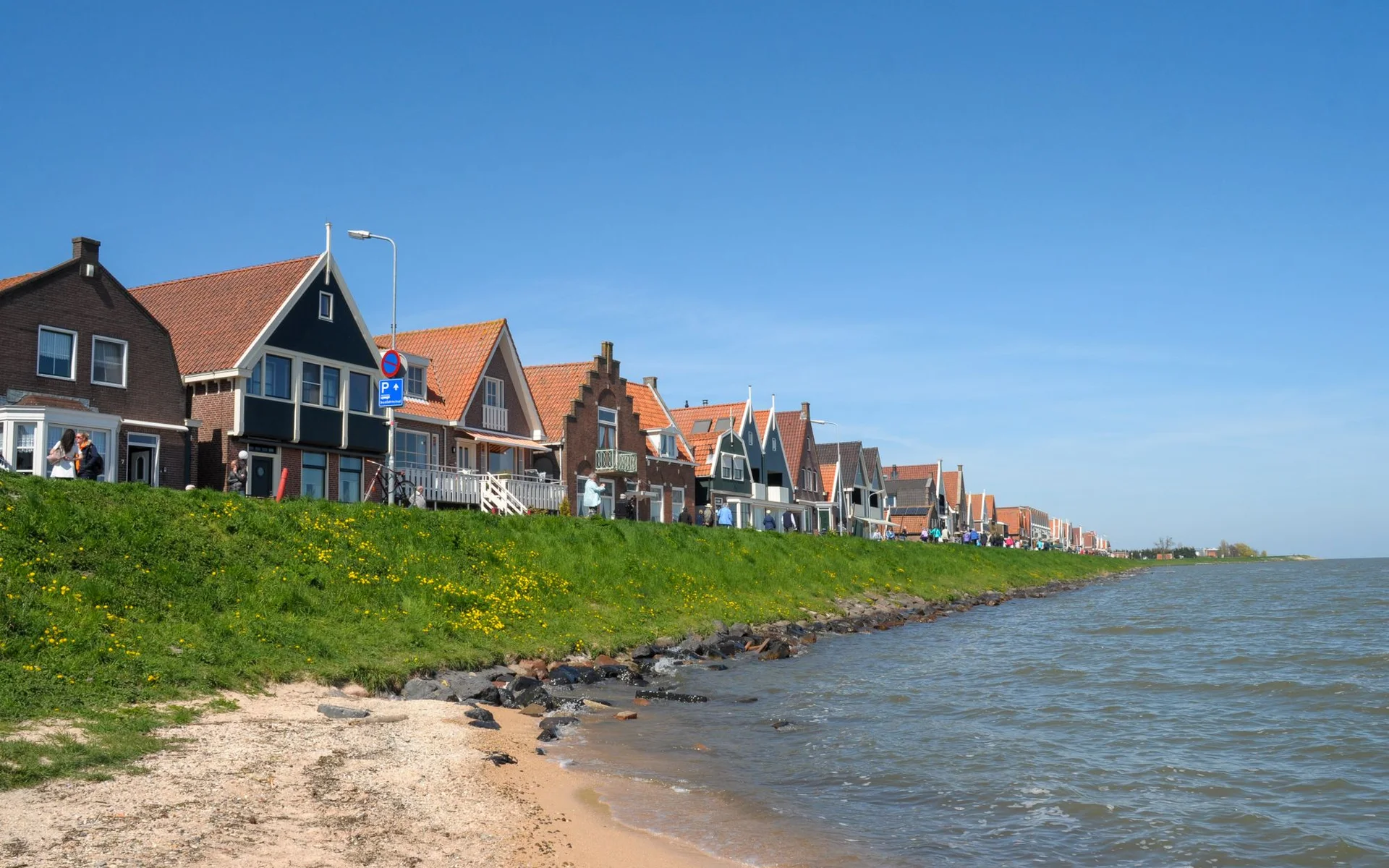 Casas históricas nas margens de Volendam