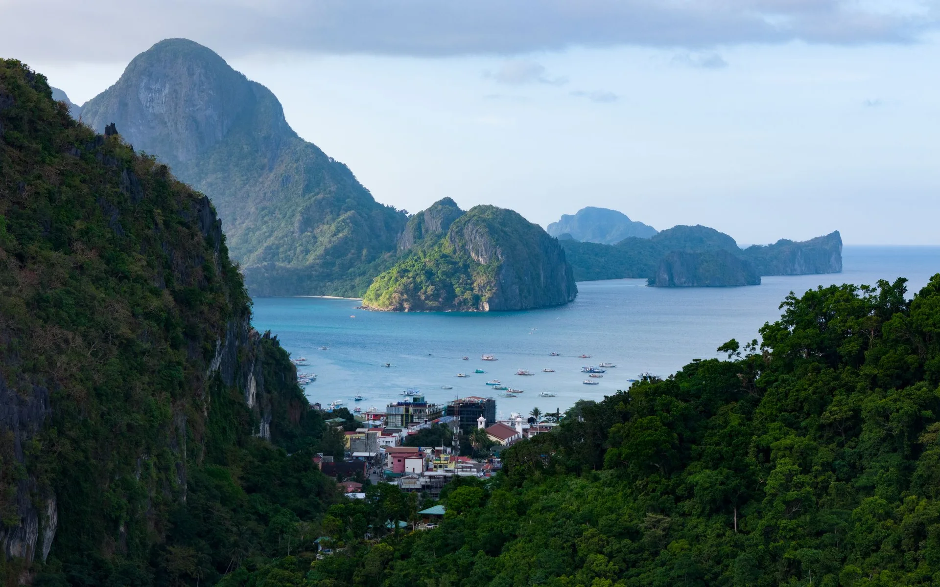 Ilhas verdes e mar azul em El Nido, em Palawan