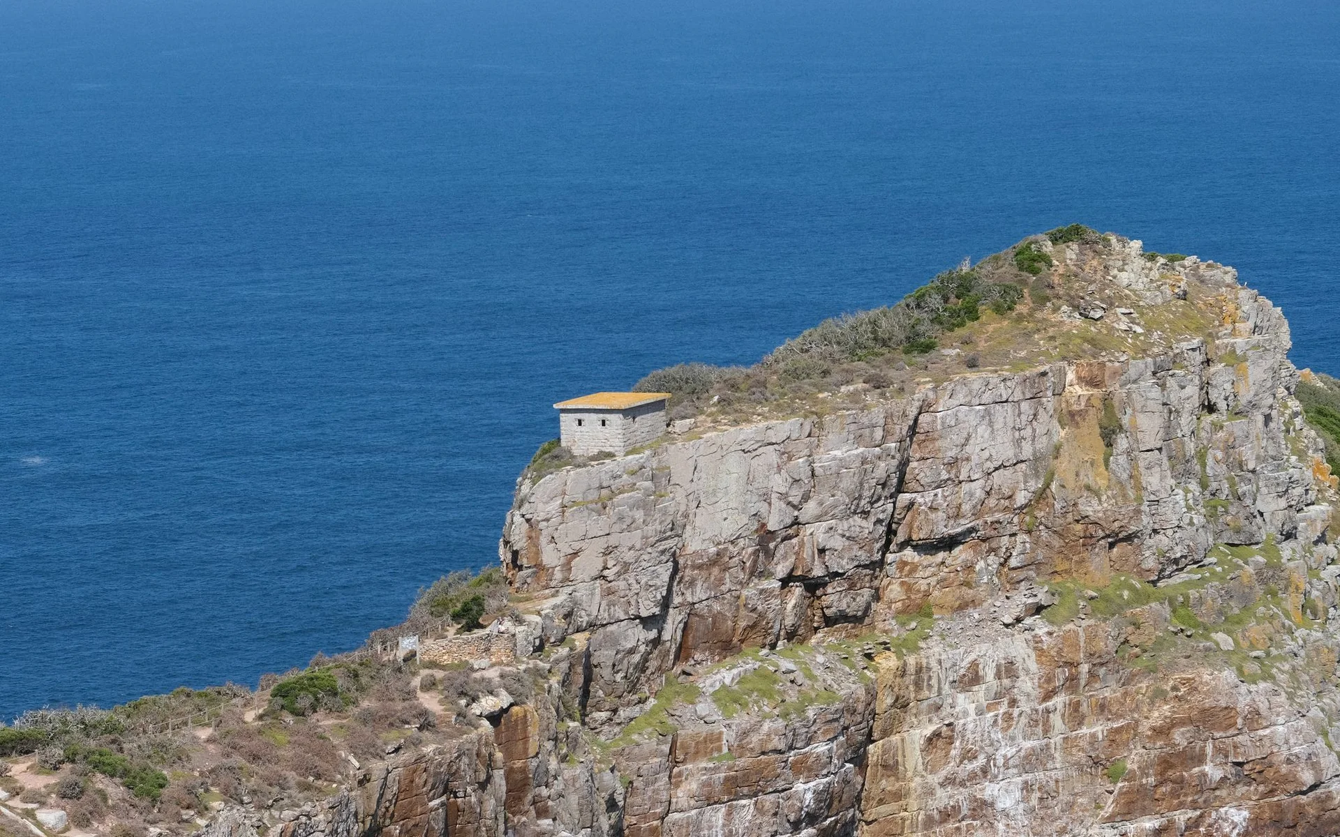 Falésias e mar na Península do Cabo, na África do Sul