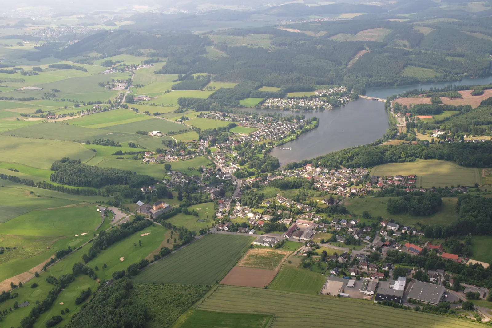 O lago Sorpesee visto do ar, com a vila de Amecke em sua margem leste e as colinas arborizadas do Sauerland ao redor