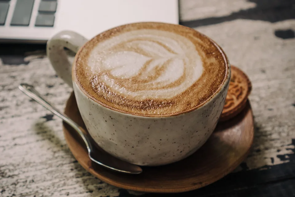 BookNoFees: Fotografia ilustrativa: Cappuccino numa chávena de cerâmica