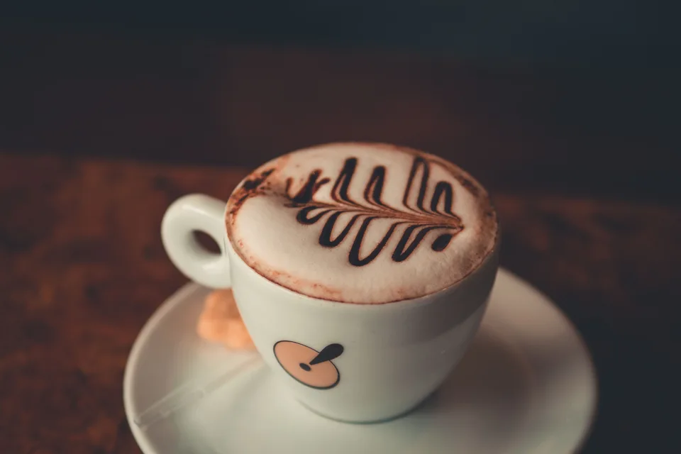 BookNoFees: Fotografia ilustrativa: Cappuccino com desenho de chocolate