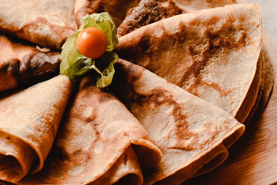 BookNoFees: Fotografia ilustrativa: Crepes dispostos num prato