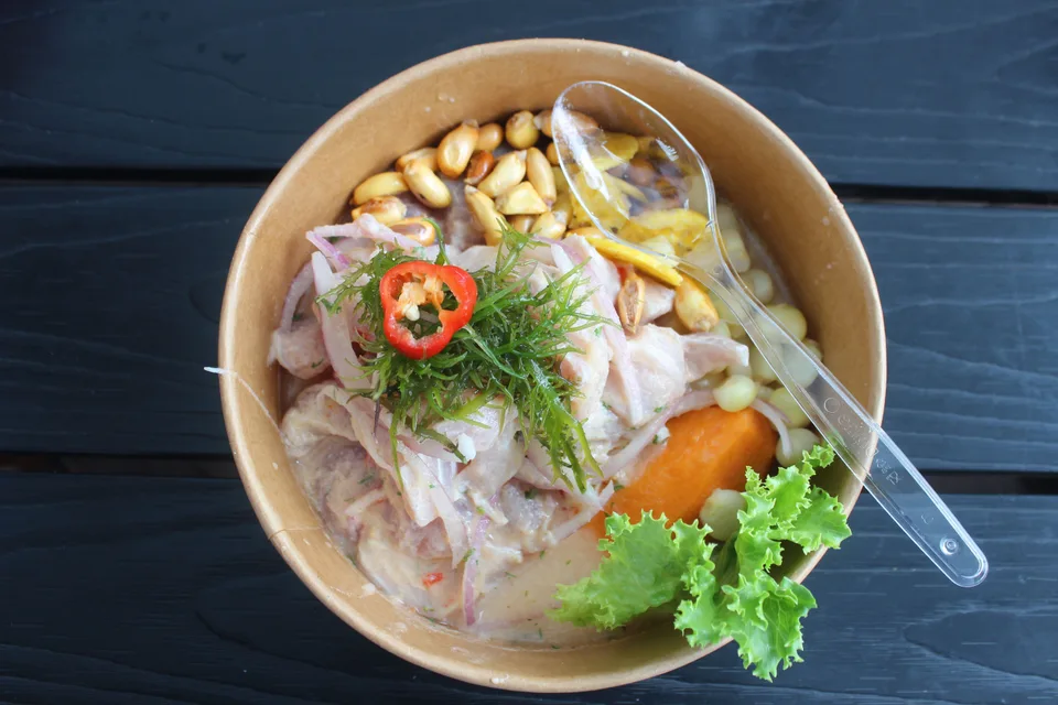 BookNoFees: Fotografia ilustrativa: Ceviche de peixe com cebola e milho