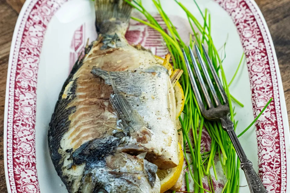BookNoFees: Fotografia ilustrativa: Peixe grelhado com limão