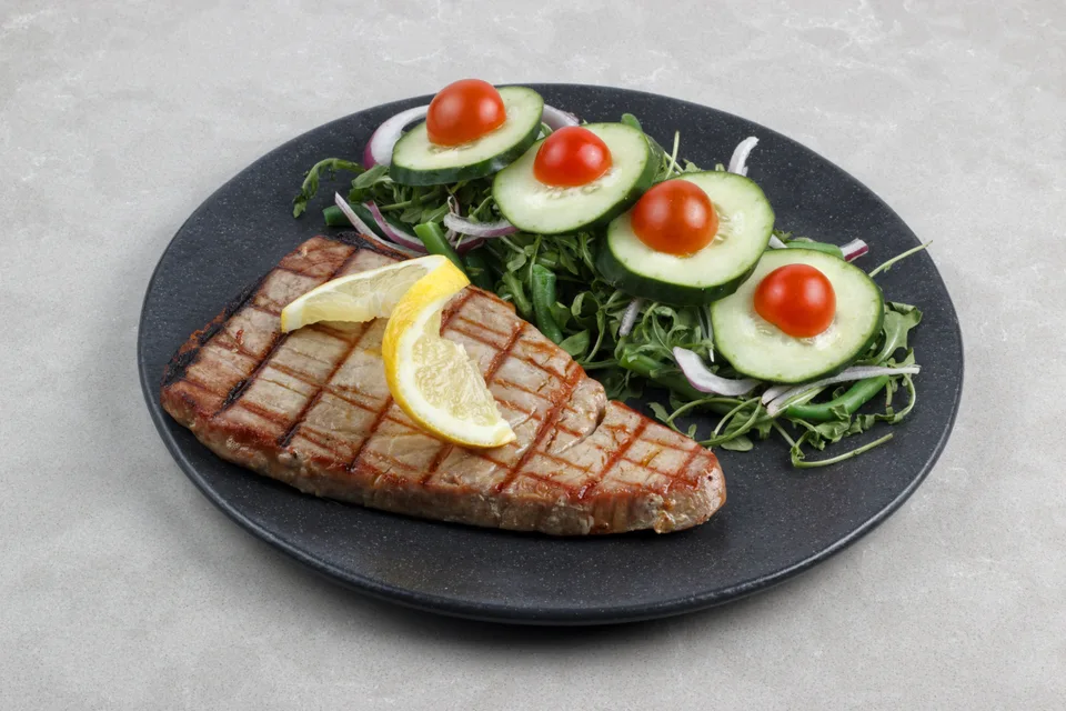 BookNoFees: Fotografia ilustrativa: Bife de atum grelhado com salada e limão