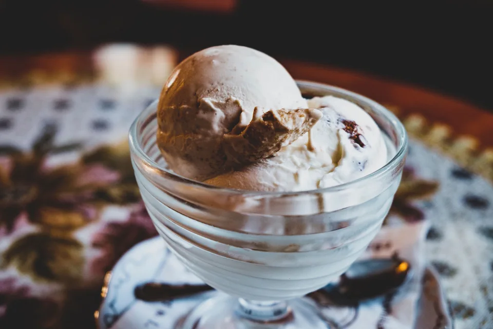 BookNoFees: Fotografia ilustrativa: Gelado numa taça de vidro