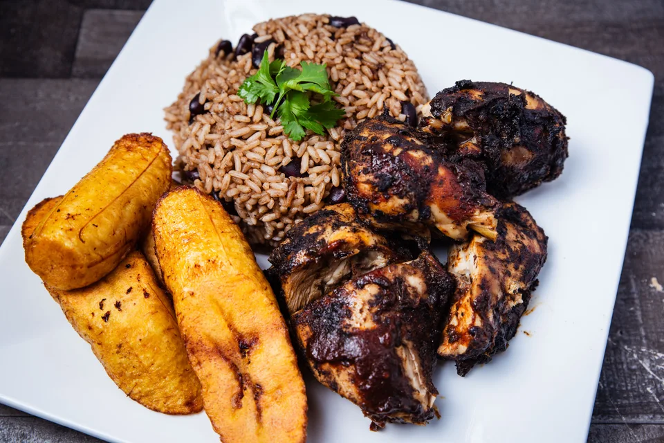 BookNoFees: Fotografia ilustrativa: Frango jerk com arroz e banana-pão frita