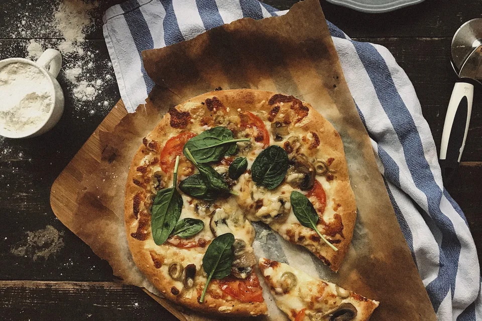 BookNoFees: Fotografia ilustrativa: Pizza com cogumelos e espinafres