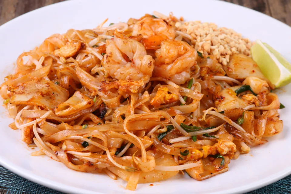 BookNoFees: Fotografia ilustrativa: Massa pad thai com camarão