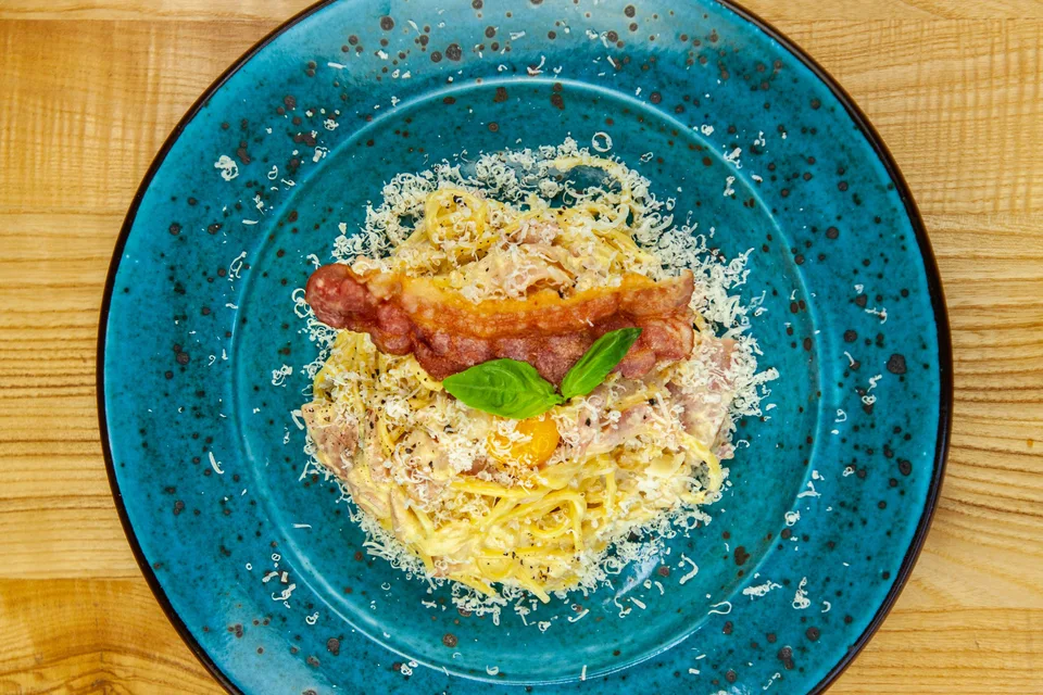 BookNoFees: Fotografia ilustrativa: Esparguete à carbonara num prato azul