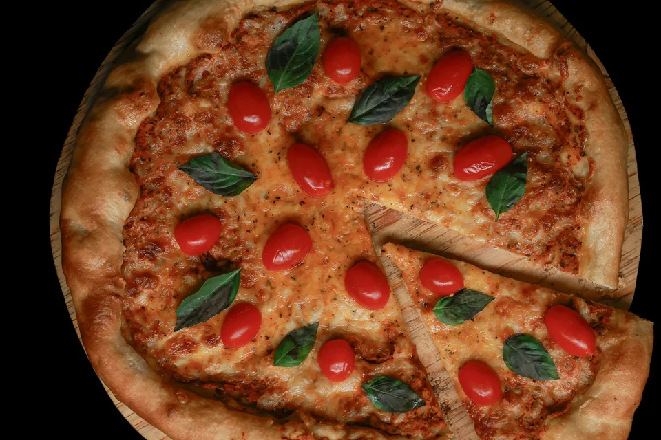 BookNoFees: Fotografia ilustrativa: Pizza com tomate e manjericão