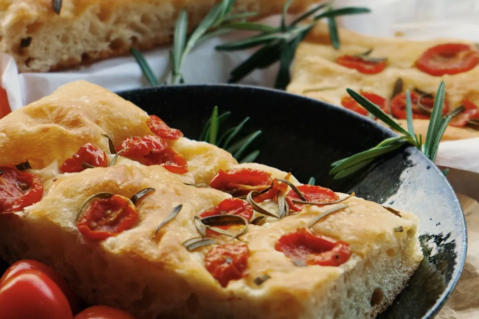 BookNoFees: Fotografia ilustrativa: Focaccia com tomate e alecrim