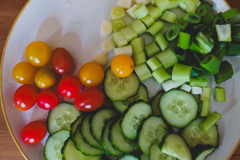 BookNoFees: Fotografia ilustrativa: Salada de legumes com pepino, tomate e cebola verde