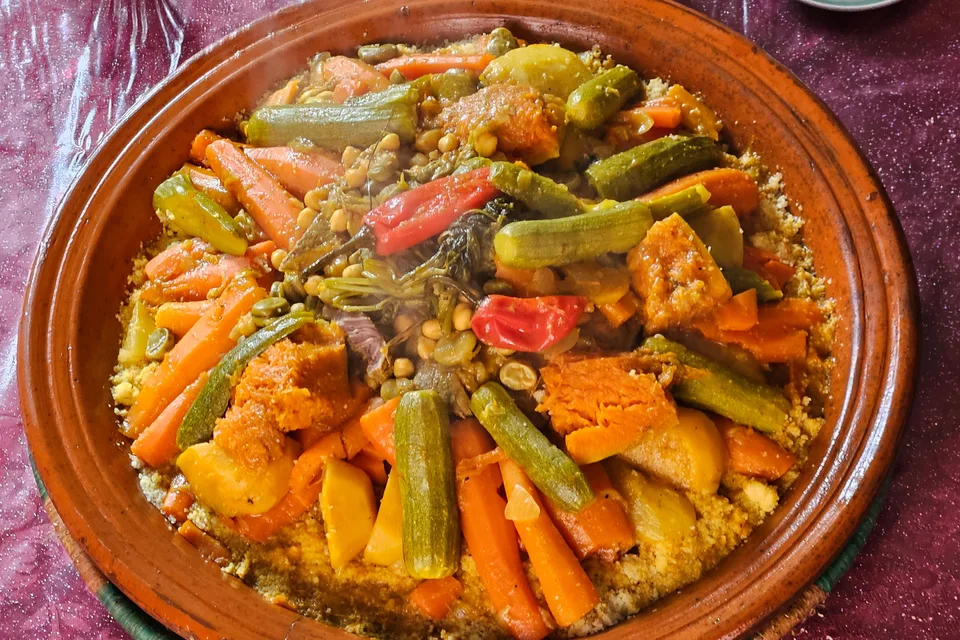 BookNoFees: Fotografia ilustrativa: Legumes coloridos servidos numa tajine